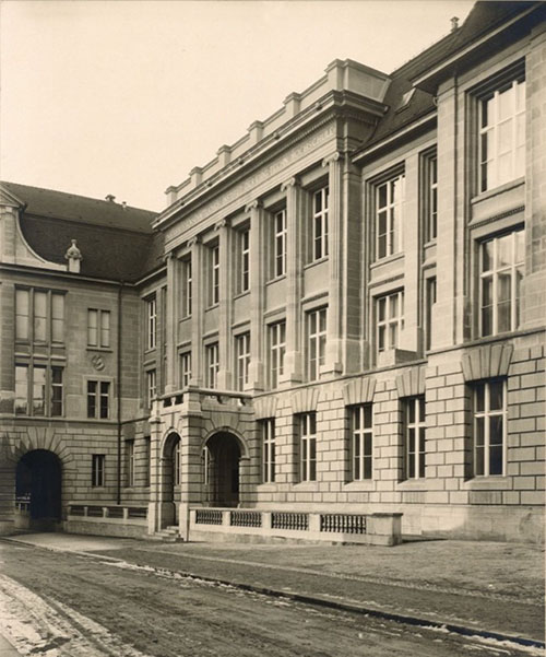 Clausiusstrasse: Eingang des Gebäudes NO, ca. 1930, Naturwissenschaftliches Institut der Eidg. Techn. Hochschule